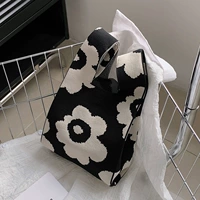 Черный, в цветочек