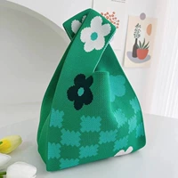 В форме цветка, зеленый