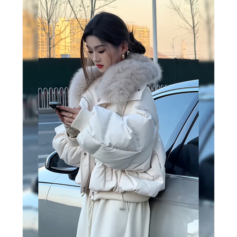 French-Style Exquisite Winter Outfit for Petite Women: Short down Jacket with Large Fur Collar, White Duck Down, Warm and Slimming