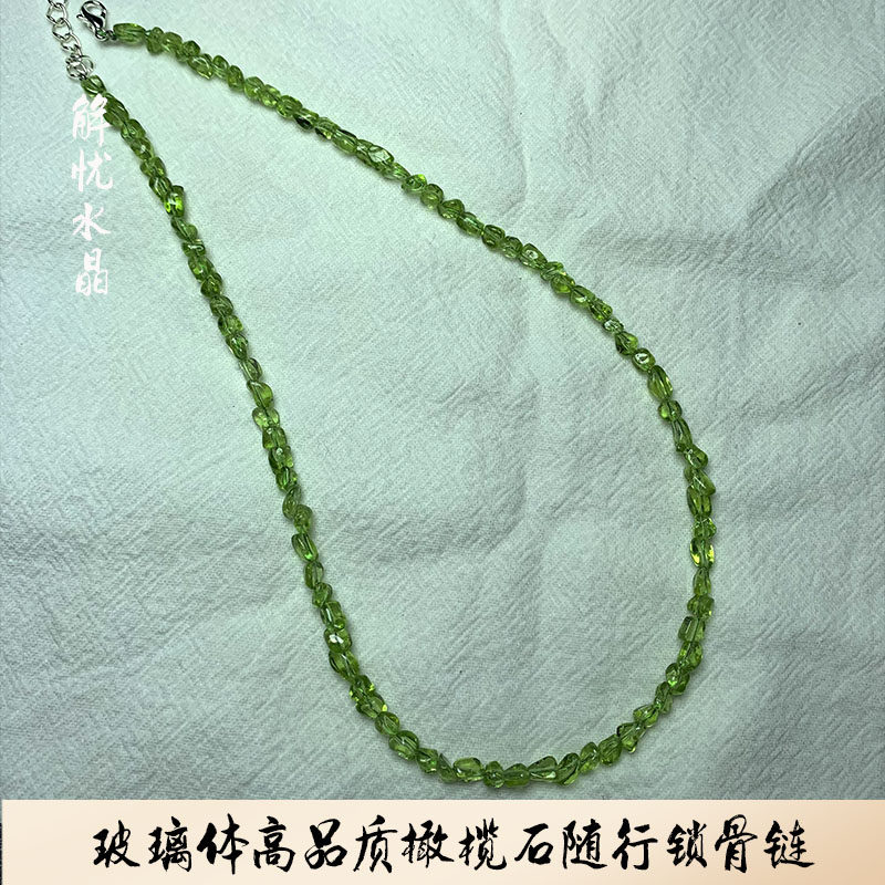 ペリドットのネックレス。小石があしらわれており、長さは約40cmです。