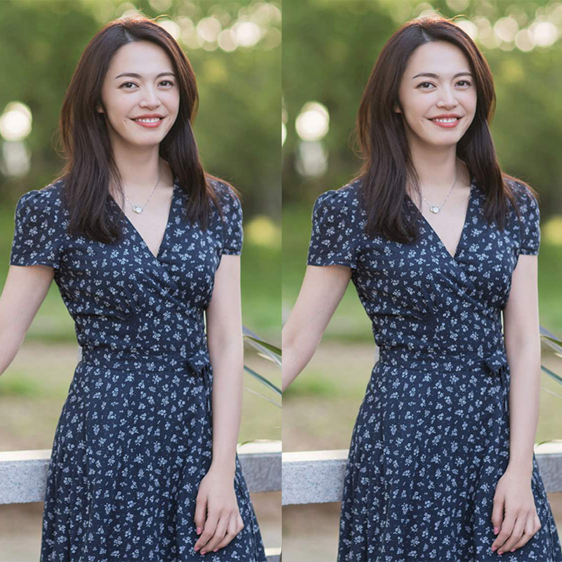 ヤオ・チェンのスターと同じスタイルの青い花柄ワンピース女性2025新しい香港スタイルのレトロなVネックデザインのロングスカート