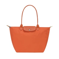 Ручка средней длины, морковного цвета.