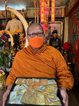 Thailands new treasures are on the market. Buddha amulet Er Ge Feng. Mobile phone card. Wallet card. Thai characteristics. Mobile phone accessories.