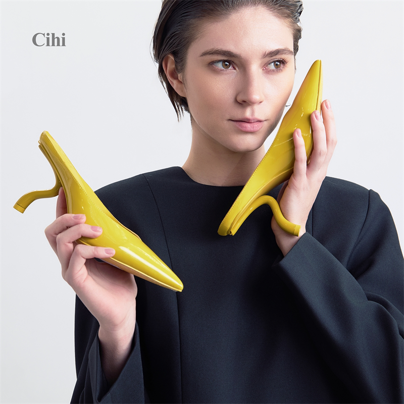 Cihi Waist-Cinching Pointed-Toe Silhouette S-Shaped Fluid Sculpture-Like Reconstructed Heel Mules