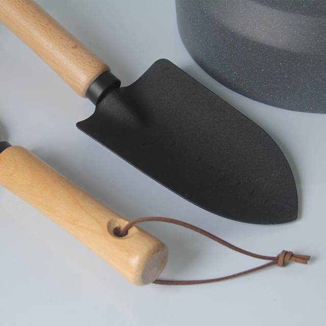 Japanese-style black shovel three-piece set of gardening tools turning the soil to plant the sea shovel rake planting flowers home gardening shovel supplies