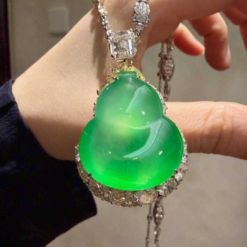 Natural Burmese Jade Glass Type Full Green with Floating Flower Patterns, Gourd-Shaped Jade Pendant, High-End Genuine Light Green A-Grade Jade Pendant