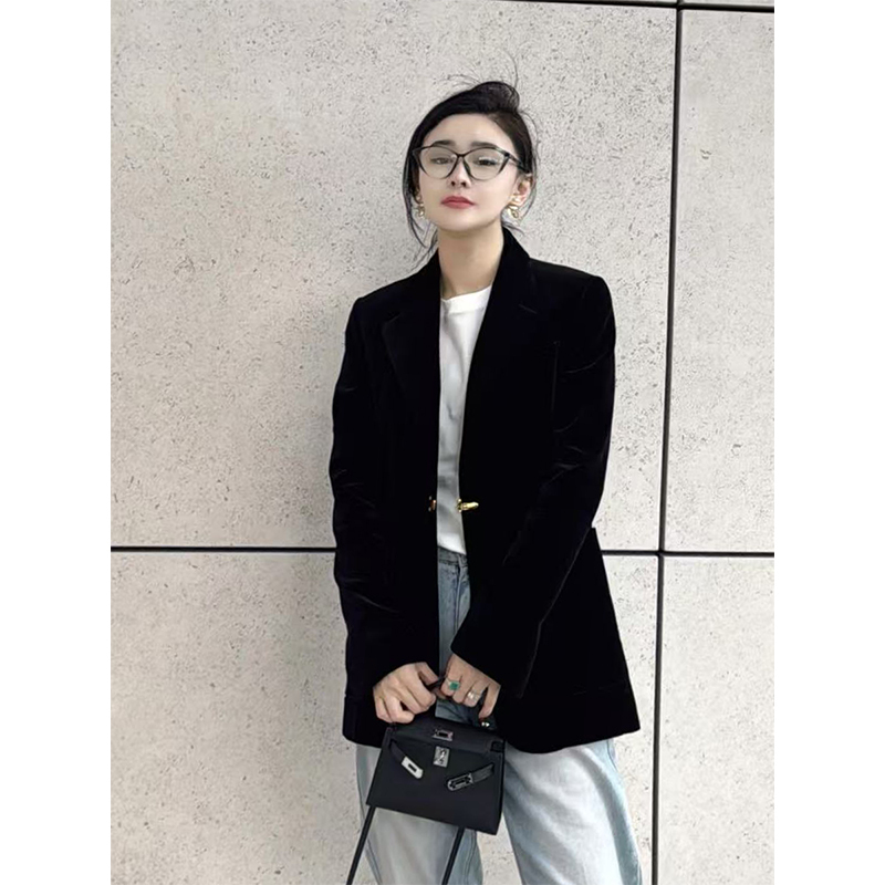 Yuan Yiling Velvet Black Blazer for Women, Elegant and Slim-Fitting, Single-Button Waist-Cinching Suit, Early Spring and Autumn 2026 New Model Yuan Yiling Velvet Black Blazer for Women, Elegant and Slim-Fitting, Single-Button Waist-Cinching Suit, Early Spring and Autumn 2026 New Model