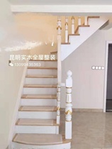 The European-style gold-painted column staircase in the Waterside Park Community is high-end and luxurious with an overall warm color and unique shape.