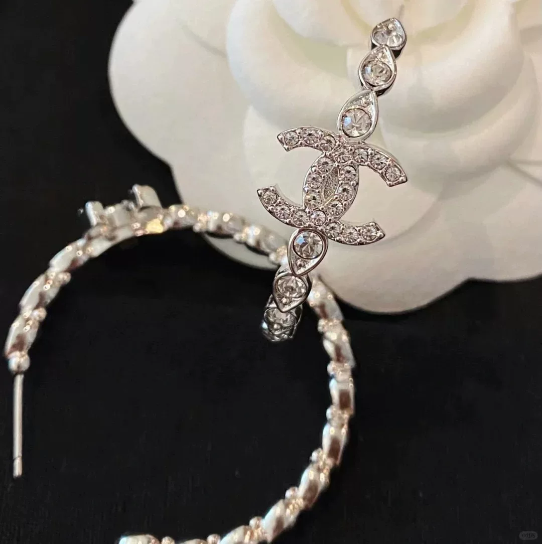 CHANEL/Chanel 2024SS новая мода бусинки ухо кольцо персонализированные буквы атмосферные уши женские