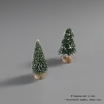 Sheep Sheep is so bored. Plant a Christmas tree and cedar. Desktop decorations scene atmosphere and mini Christmas trees.