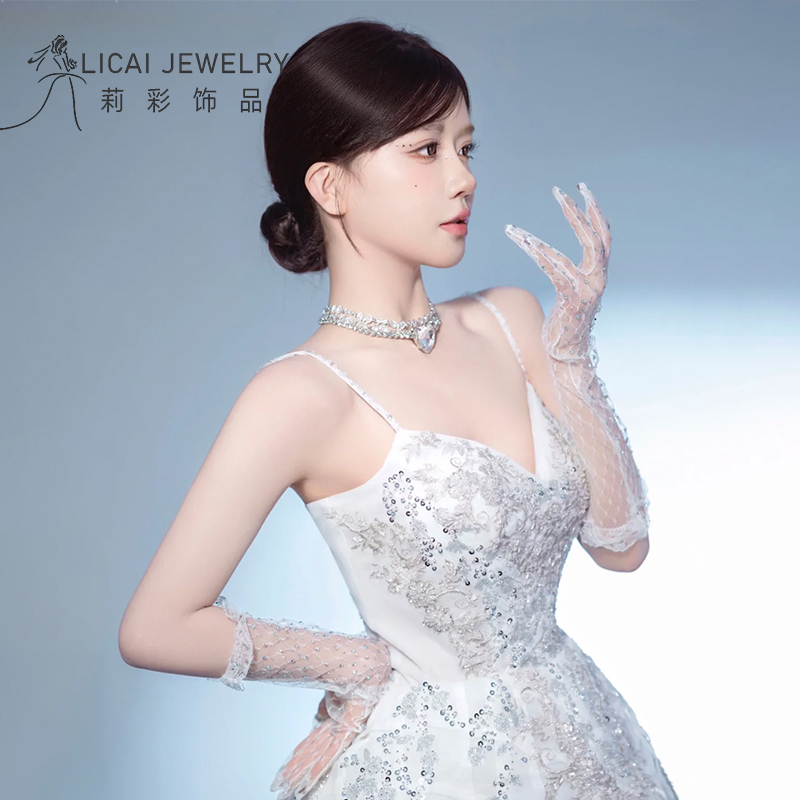 蕾丝镶钻婚饰：婚礼上的点睛之笔
