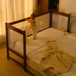 높은 난간이 있는 가구점 원목 접합 침대, 남아용 유아용 침대, 측면 침대, 3개의 측면 난간이 있는 대형 침대, 통나무 스타일