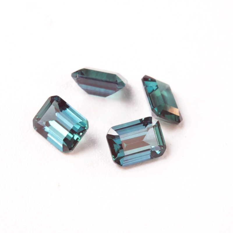 アレキサンドライトの緑色の背景の長方形の面取りされた長方形の色が変わる宝石のジュエリーリングのインレイが利用可能です