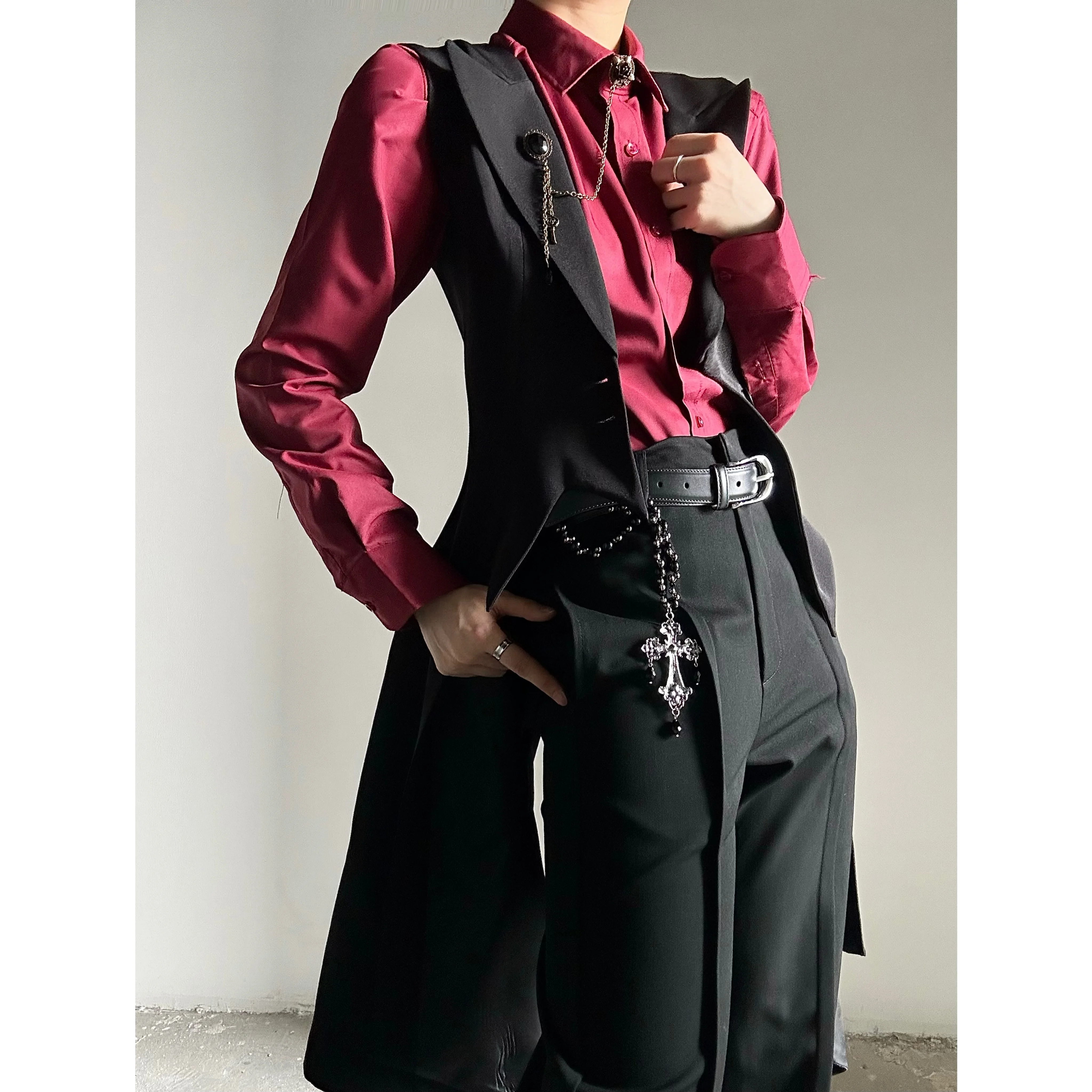 Черный костюм, длинная дизайнерская летняя жилетка, slim fit, до середины колена, материал