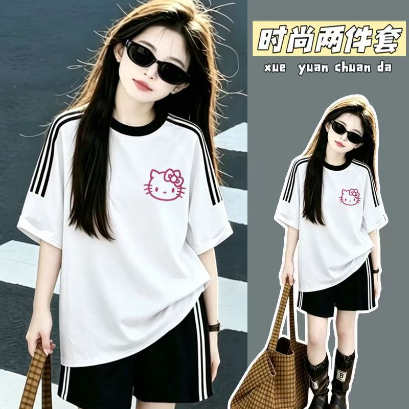 ชุดฤดูร้อนสำหรับเด็กวัยกลางและโต เสื้อยืดแขนสั้นผ้าฝ้ายทรงหลวมสำหรับเด็กผู้หญิง + กางเกงขาสั้นสามแถบ ชุดสองชิ้นลายการ์ตูน ลำลองและทันสมัย