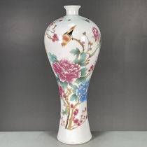 Collection of old antique porcelain and porcelain. Pastel flower and bird pattern plum vase made during the Yongzheng period of the Qing Dynasty.