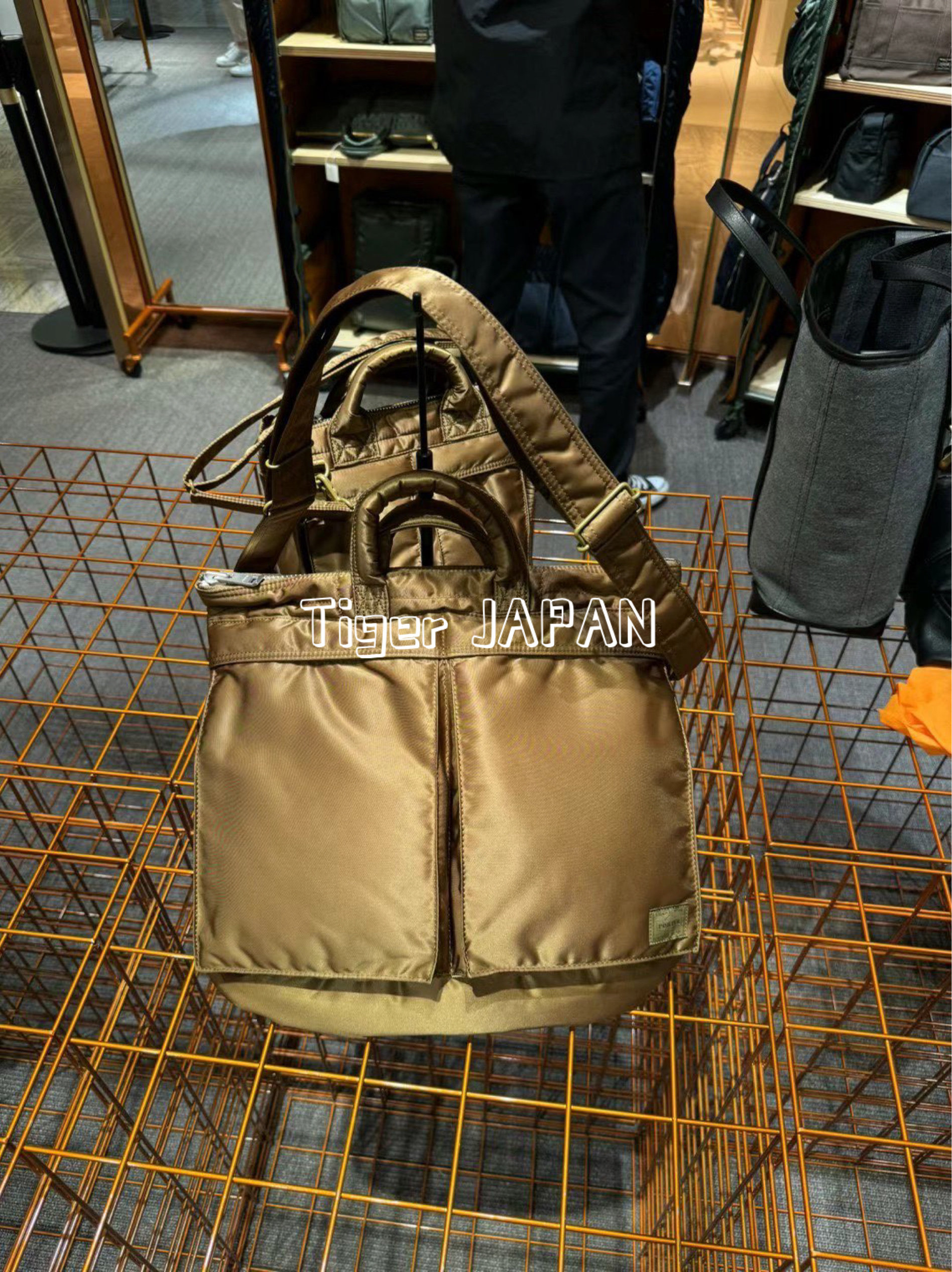订购PORTER吉田包TANKER COYOTE HELMET BAG 90周年两用头盔包