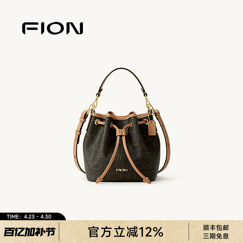 FIONの新作、モノグラム柄の巾着式バケットバッグ。スタイリッシュでシンプルな小型トートバッグで、ショルダーバッグ、クロスボディバッグ、ハンドバッグとしてお使いいただけます。