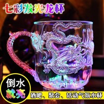 Verser de leau brillante verre coloré créatif couleur couleur barre flash bière verre rencontre verre de détection deau