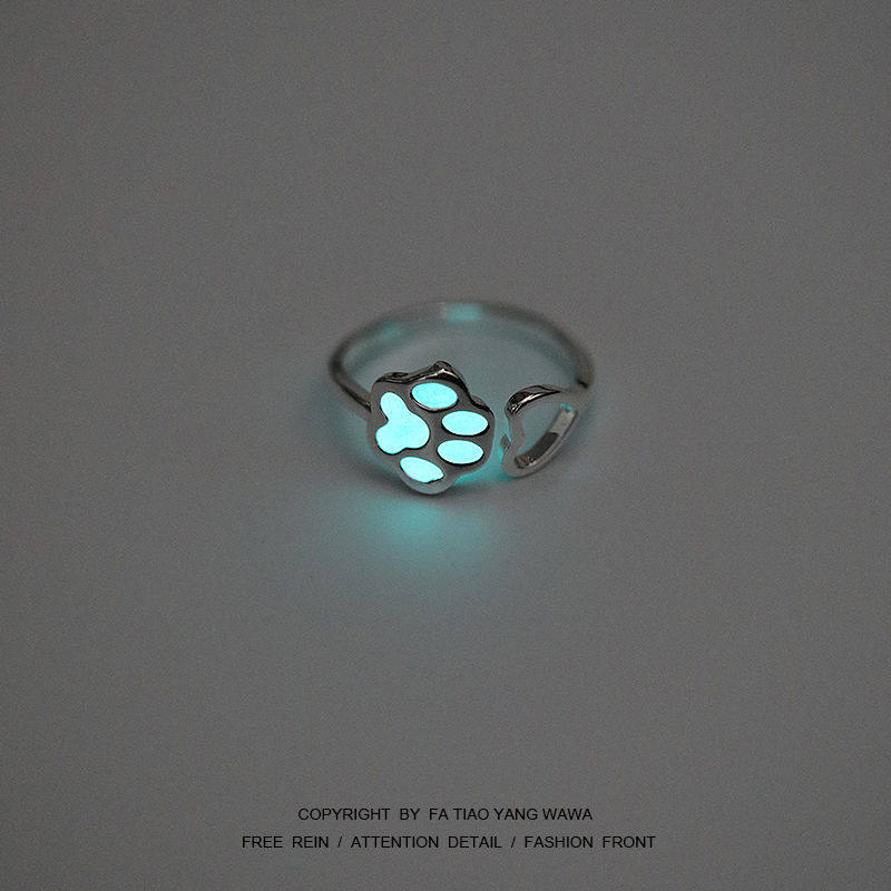 Mangle's house! Bored, I put on a glow-in-the-dark cat paw ring!