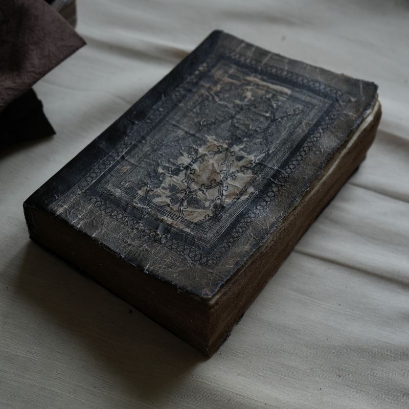 Magic Book Decorations, Ancient Books, Photography Props, Escape Room, Amusement Park, Bar, Coffee Shop, Model Room, Bar Counter Magic Book Decorations, Ancient Books, Photography Props, Escape Room, Amusement Park, Bar, Coffee Shop, Model Room, Bar Counter