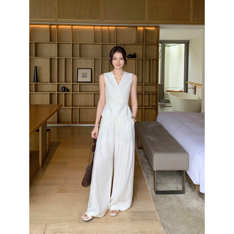 Maven Lin Has a Calm Aura. Lyocell Linen V-Neck Vest and Casual Wide-Leg Floor-Length Pants Set for Women Maven Lin Has a Calm Aura. Lyocell Linen V-Neck Vest and Casual Wide-Leg Floor-Length Pants Set for Women