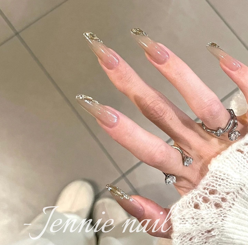 2026 New Style Ice-Clear Nude Champagne Sparkling Diamond-Encrusted Handmade High-End White-Enhancing Elegant Wedding Nails
