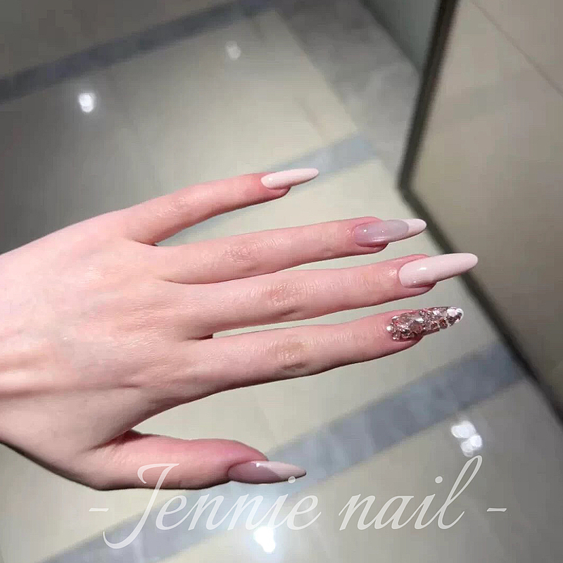 Purely Handmade Wearable Nails with a Skin-Like Pink Color and Dazzling Glitter, French Cat-Eye Style, New Design That Enhances Complexion and Gives a High-End Feel Purely Handmade Wearable Nails with a Skin-Like Pink Color and Dazzling Glitter, French Cat-Eye Style, New Design That Enhances Complexion and Gives a High-End Feel