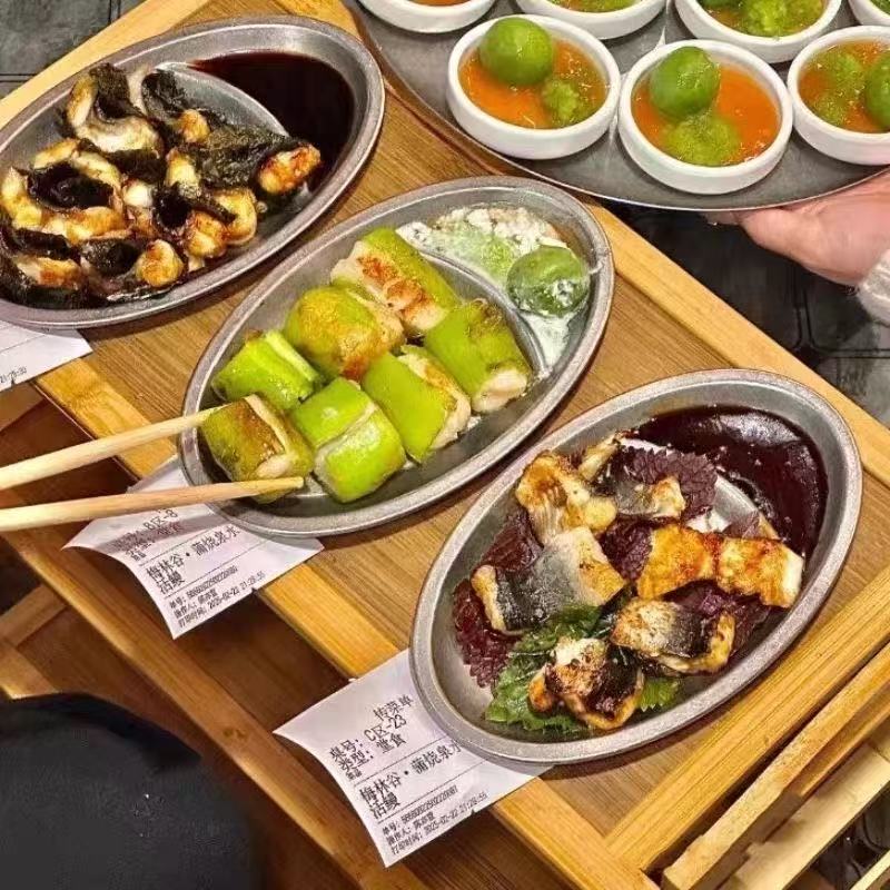 Retro Industrial Style Divided Snack Plate for Eel, Fried Chicken, and Fries with Dipping Compartment, Suitable for Western Restaurants, Bars, and Barbecue Shops