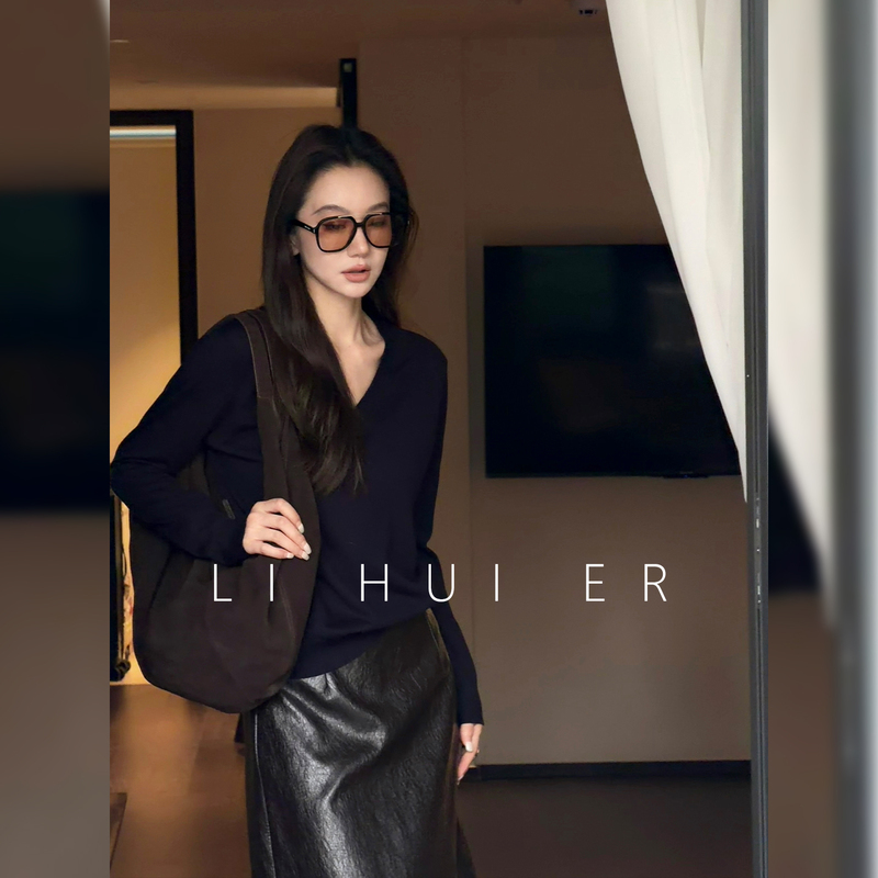 Lihuier [Warm Echo] Sheep Wool Navy Blue V-Neck Long Sleeve Minimalist Knit Top Autumn