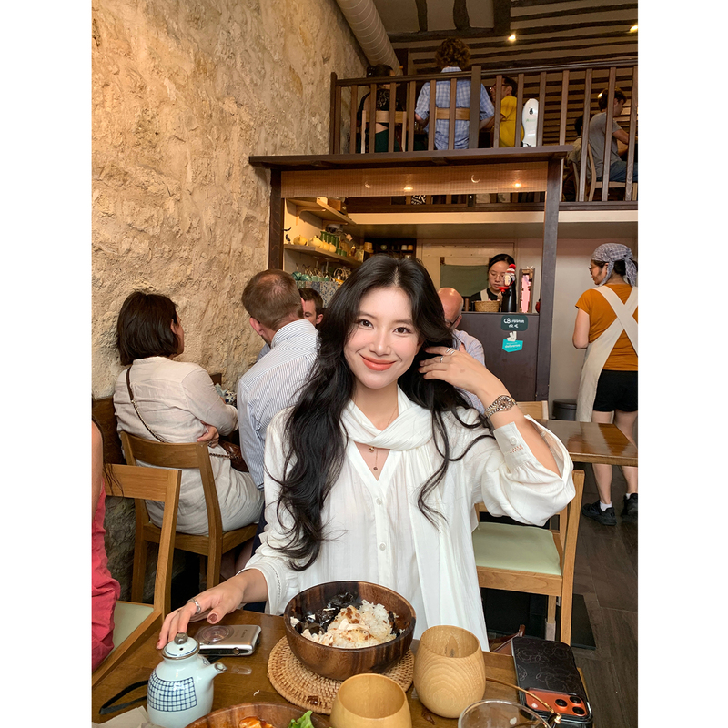 Daqianwithu Ribbon-Decorated Shirt with a High Aesthetic Appeal, Showcasing a Relaxed Texture Around the Neck and a Wrinkled Design Daqianwithu Ribbon-Decorated Shirt with a High Aesthetic Appeal, Showcasing a Relaxed Texture Around the Neck and a Wrinkled Design