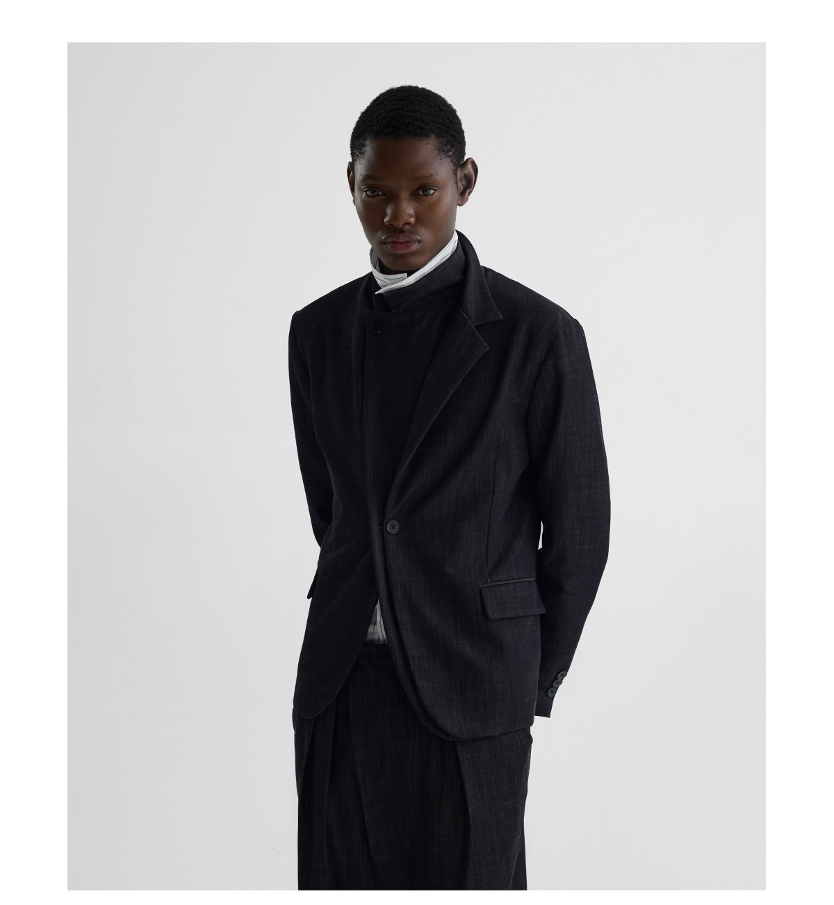 Slight Vogue Tailored Peak-Lapel Denim Blazer
