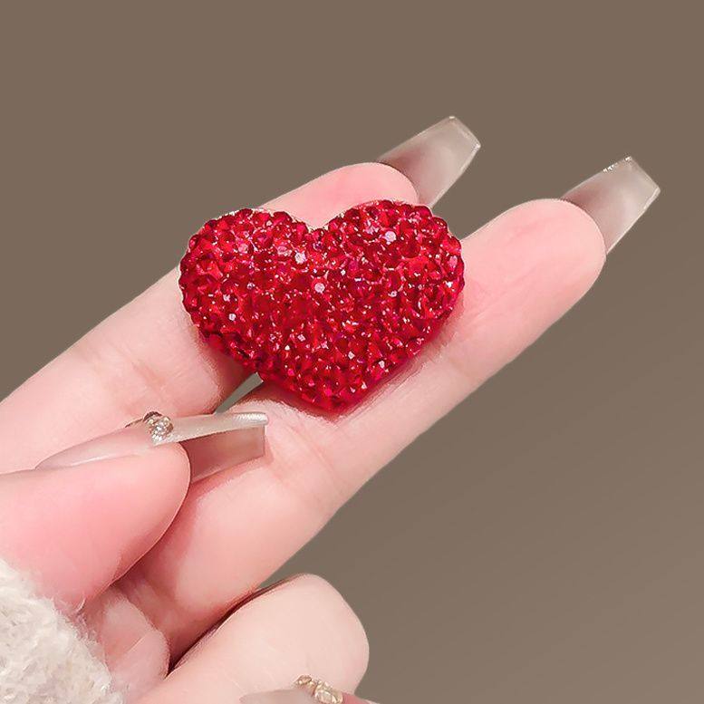 New small red heart brooch, heart-shaped pin, heart-shaped fixed design, clothing-inspired, niche, high-end corsage, exquisite accessory.
