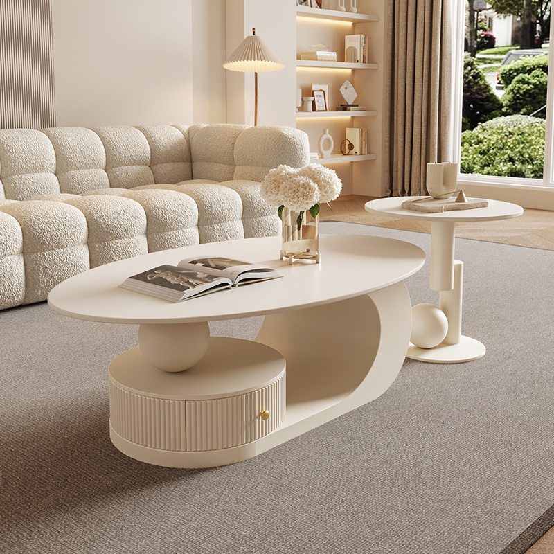 クリーム色のモダンなライト高級スタイルの楕円形のコーヒーテーブル小さなアパートのリビングルームのホームデザイナークリエイティブなミニマリストサイドテーブルの組み合わせ