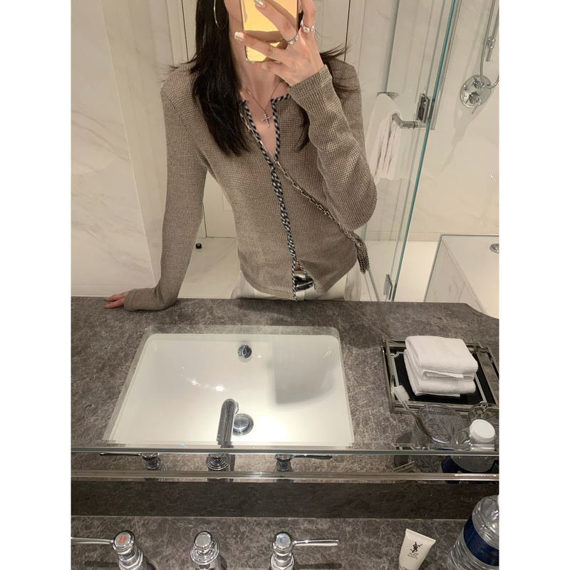 Undefined Deconstructed Style Plaid Placket Twist-Tie Waist-Cinching Knit Base Shirt with Long Sleeves