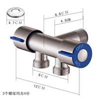 Один входит и два из туалетных партнеров с двойным контролем