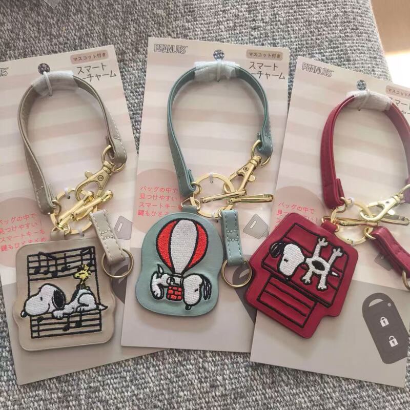 In-Stock Japanese Snoopy Keychain Pendant Cute Cartoon Exquisite Embroidery Pattern Leather Car Key Accessory