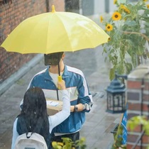 Carrying Shanzai Running Umbrella on his back same style with yellow edge as You Xilin and the heroine same style as sunny and rain umbrella straight pole 16 ribs