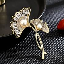 Fresh and elegant temperament hollow double ginkgo leaf corsage palace light luxury freshwater pearl pin suit accessories