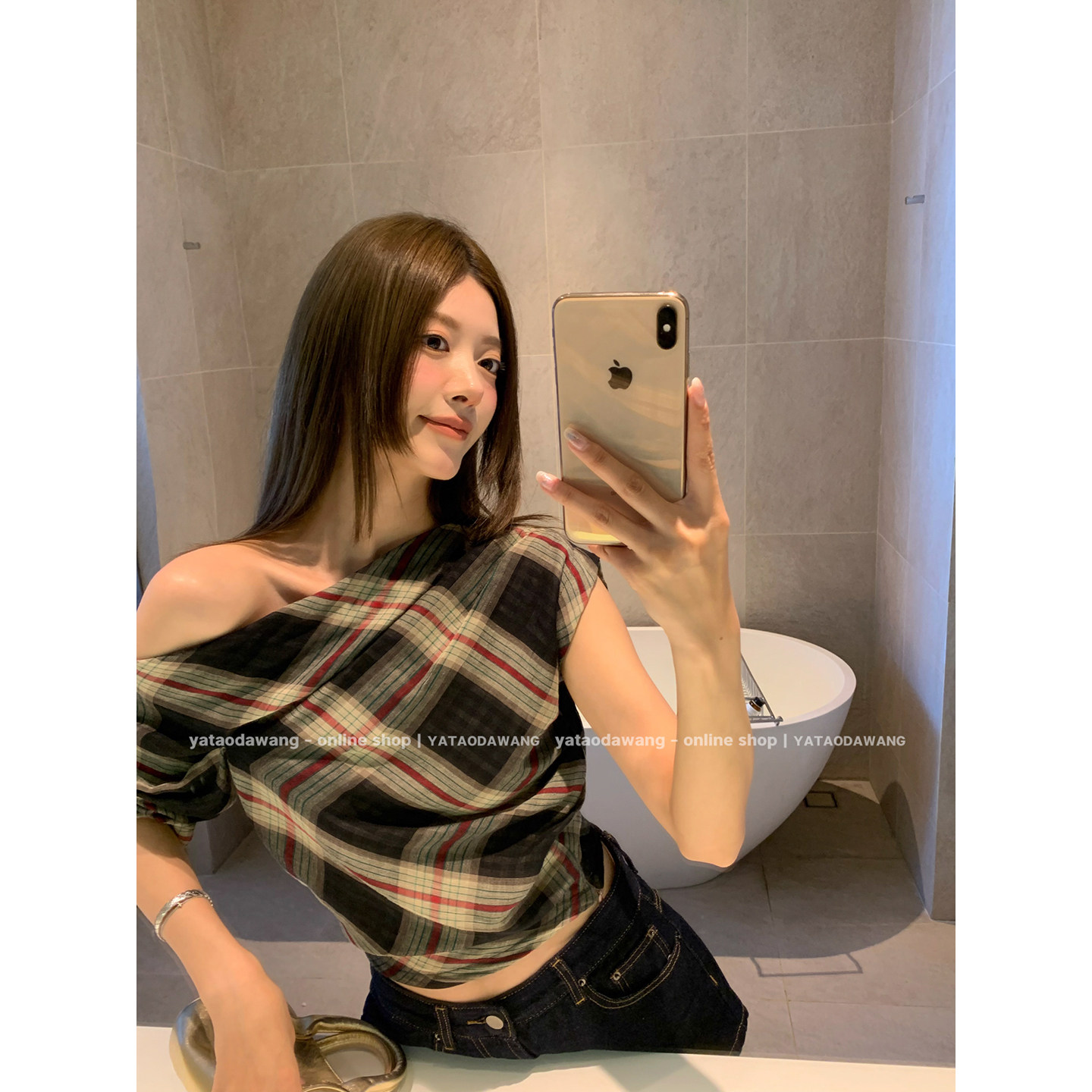 เสื้อคอปกใหญ่สไตล์สายเอี๊ยม [โชว์สไตล์] คล้ายสไตล์ตะวันตก *ผ้าลายสก็อต* สวมใส่แล้วโดดเด่นเหนือใคร คอปาดเปิดไหล่