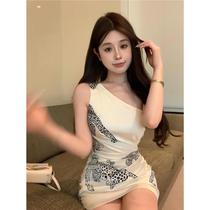 Sexy slanted shoulder temperament off-the-shoulder dress 2024 summer new celebrity printed pleated waist slimming one-step skirt