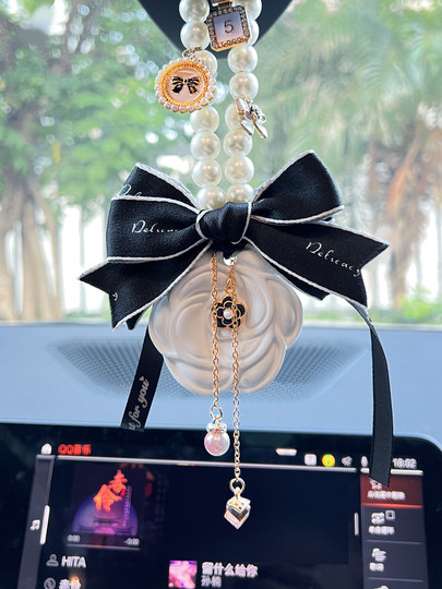 德国汽车挂件2025新款女高级感山茶花扩香石香薰网红车载吊坠礼盒