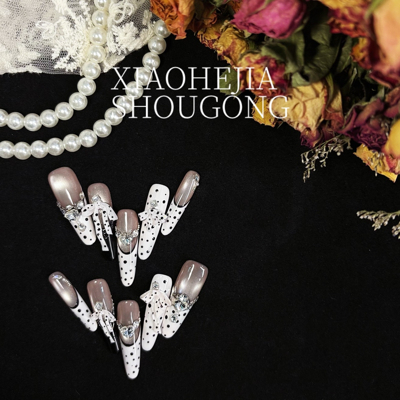 【Xiao He's Shop】Purely Handmade French-Style Miu-Inspired Polka Dot Bowknot Press-On Nails, Medium-Length, Elaborate Cat-Eye Nail Art