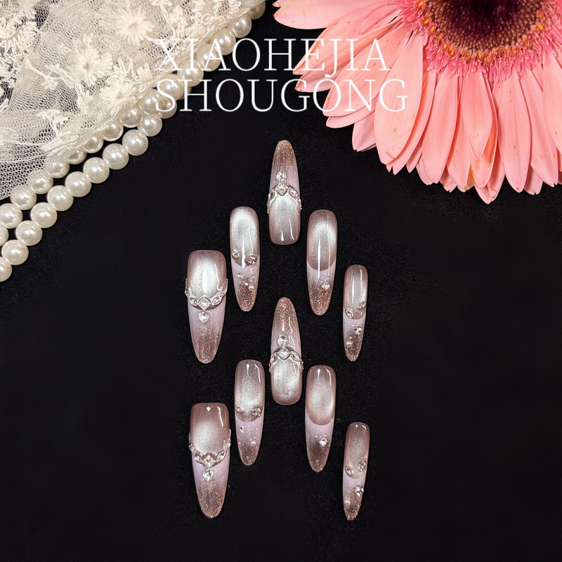 【Xiao He's Shop】Purely Handmade Cat Eye Nail Art for Wedding Photos, Medium-Length Bridal Nails, 2026 New Model