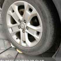 No old fitness ball swings the ball the middle-aged star beats his back with y Liujia Tai Chi handball square dance competition G special