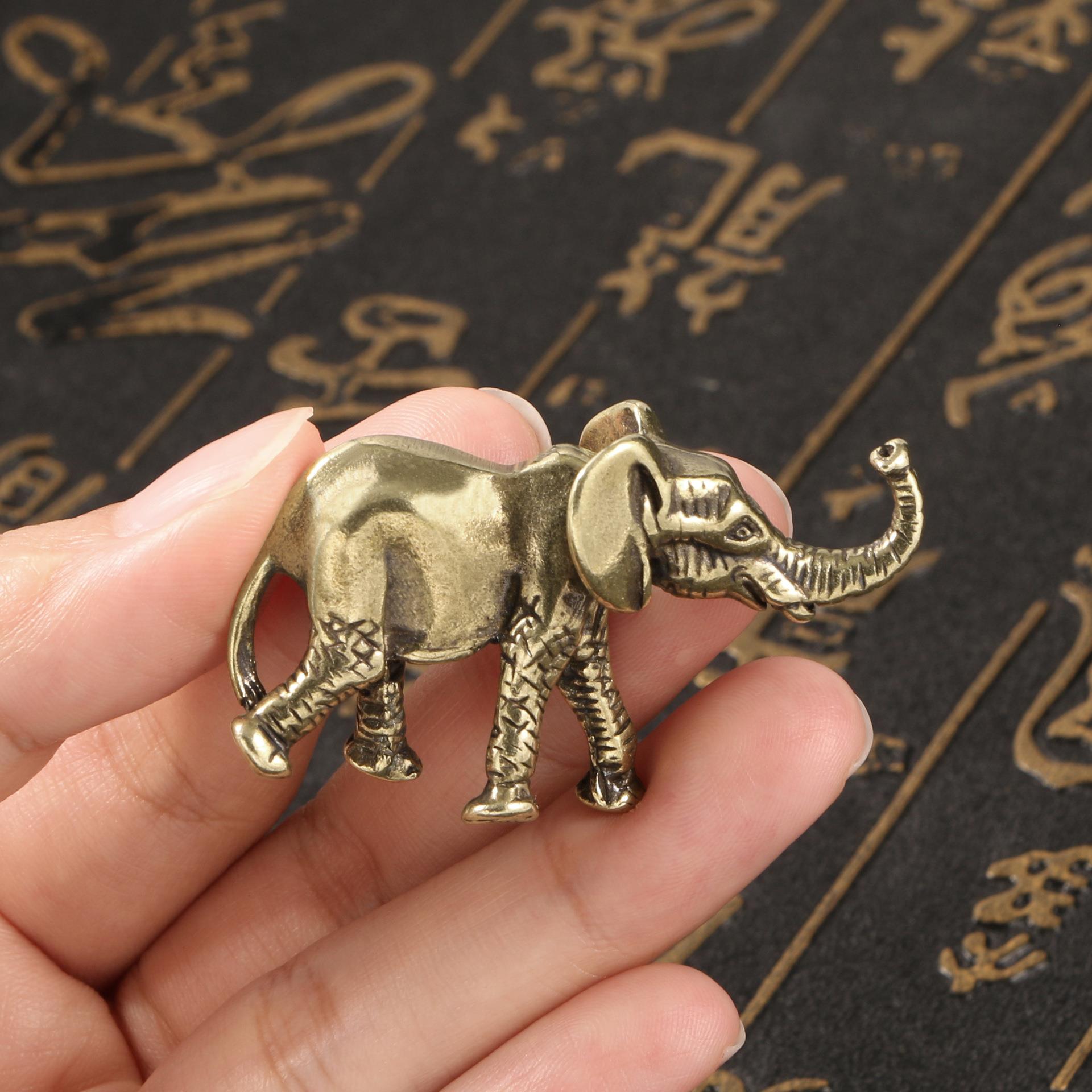 Antique solid bronze mini elephant ornaments, antique lucky elephant tea pet desktop ornaments, antique bronze sculptures, antique handle pieces