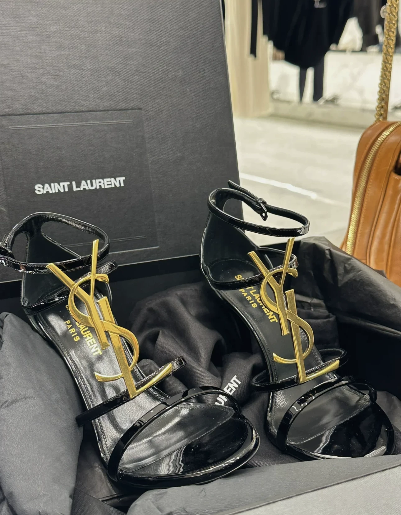 Сандалии YSL/Сент-Лоран Cassandra черная лакированная кожа с пряжкой на букву, острый каблук, женские туфли на каблуке