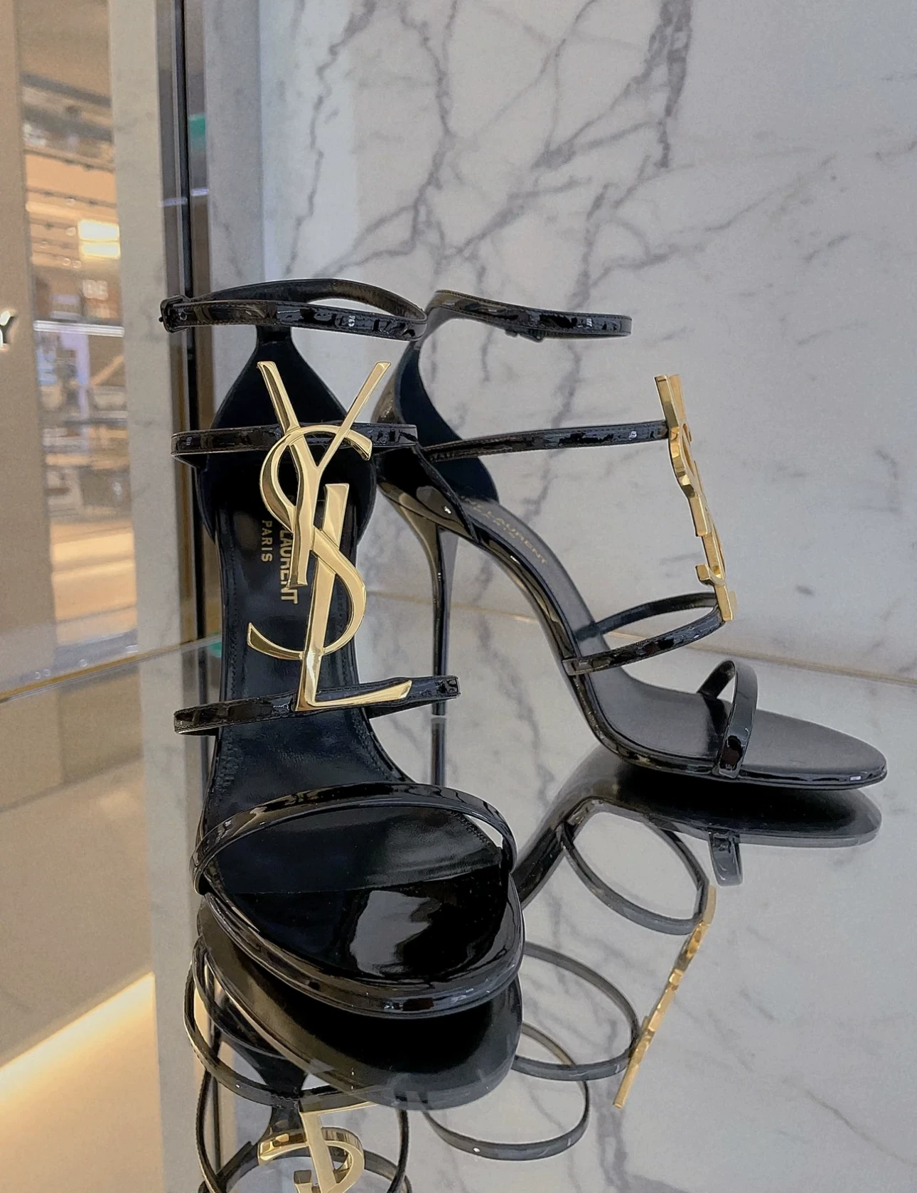 Сандалии YSL/Сент-Лоран Cassandra черная лакированная кожа с пряжкой на букву, острый каблук, женские туфли на каблуке