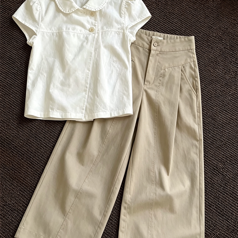 A Very Stylish Outfit, a Complete Summer Outfit for Petite Women, a Two-Piece Set with a Doll Collar Short-Sleeved Shirt and Casual Pants A Very Stylish Outfit, a Complete Summer Outfit for Petite Women, a Two-Piece Set with a Doll Collar Short-Sleeved Shirt and Casual Pants