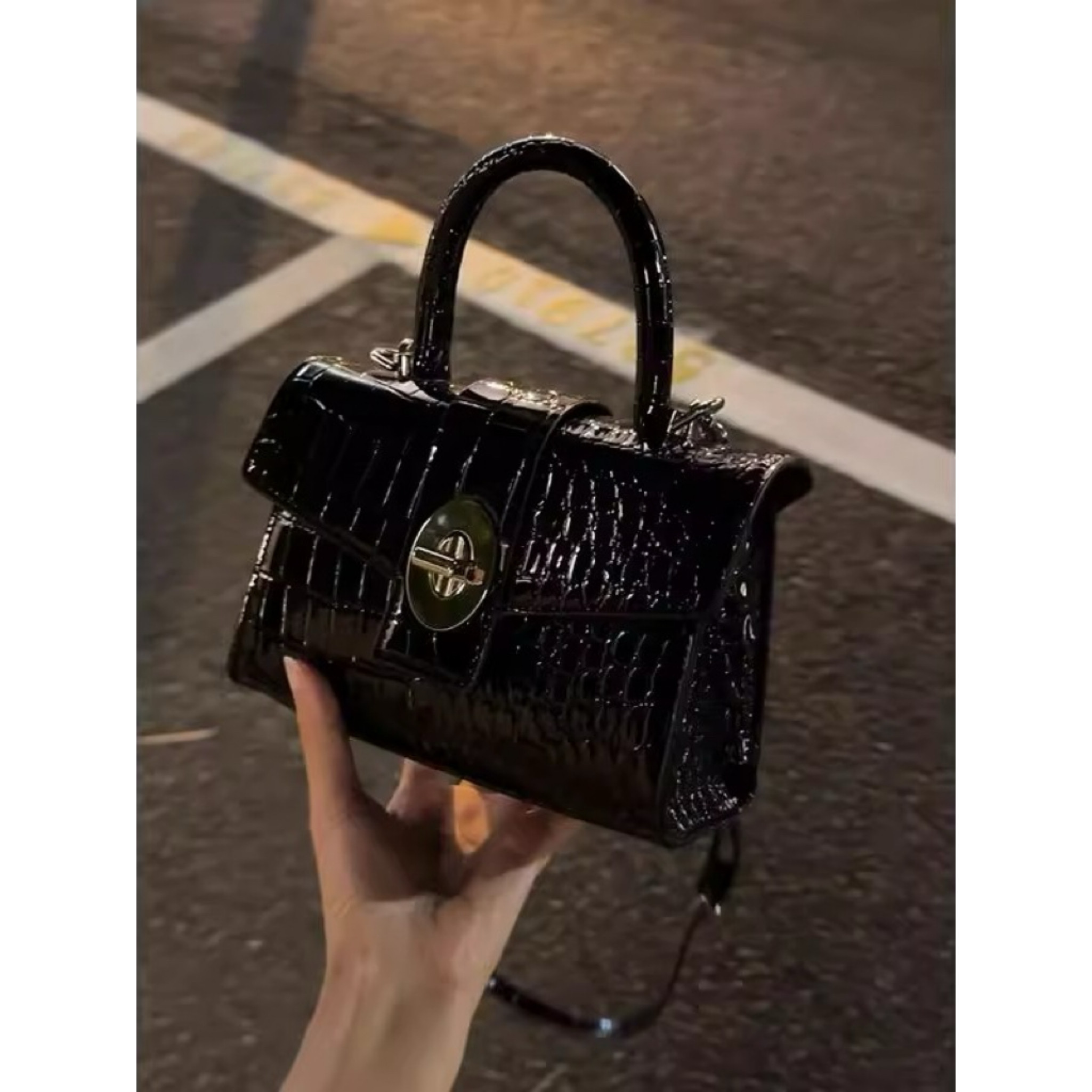 甘くてクールなクロコダイル柄のエナメルレザーハンドバッグ、スタイリッシュで質感のある小型スクエアハンドバッグ、2026年新作のレディース用モーターサイクルクロスボディバッグ。